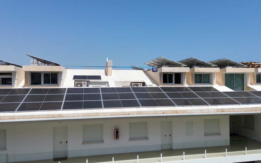 Innovación y Sostenibilidad: Pinosun Energy y Riello Solartech Impulsan el Autoconsumo Colectivo con Acumulación en Benalmádena